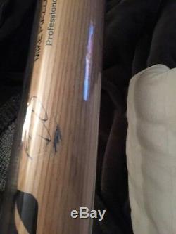 Mike Piazza Autographed Game Used Cracked Mizzuno Bat WithCOA. Mets Hall Of Famer