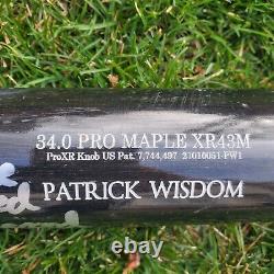 2023 Bâton utilisé en jeu signé par Patrick Wisdom des Chicago Cubs, avec photomatch du record de HR