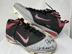 Albert Pujols a signé des crampons utilisés lors du jeu en 2012 avec un hologramme MLB EK192501