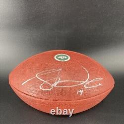 Ballon de football utilisé lors du match des Jets signé par le numéro 14, Sam Darnold.