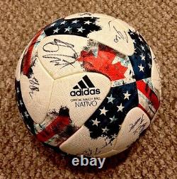 Ballon de match de soccer utilisé par l'équipe de l'Union en 2017, signé par plus de 20 joueurs.