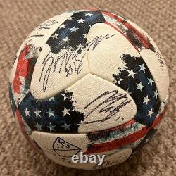 Ballon de match de soccer utilisé par l'équipe de l'Union en 2017, signé par plus de 20 joueurs.