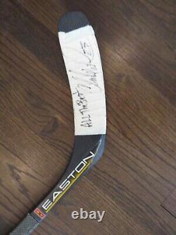 Bâton de hockey Clarke Wilm Calgary Flames utilisé en jeu et signé par la NHL Easton T-Flex