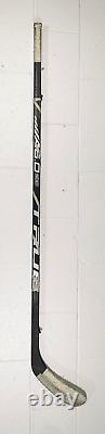 Bâton de hockey autographié utilisé en jeu par Vinnie Hinostroza, signé par les Blackhawks 23773