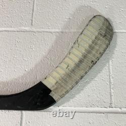 Bâton de hockey autographié utilisé en jeu par Vinnie Hinostroza, signé par les Blackhawks 23773