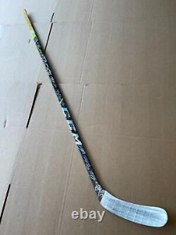Bâton de hockey professionnel CCM utilisé en match de la NHL par les Nashville Predators, signé par 16 joueurs.