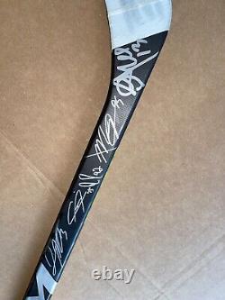 Bâton de hockey professionnel CCM utilisé en match de la NHL par les Nashville Predators, signé par 16 joueurs.