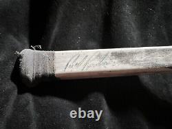 Bâton de hockey signé utilisé par Bob Probert et brisé