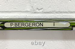 Bâton de hockey utilisé en jeu signé par Patrice Bergeron des Boston Bruins 22547