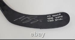 Bâton de la saison de recrue utilisé et signé par Matt Boldy, des Minnesota Wild, GRAIL