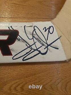 Bâton signé et utilisé par Henrik Lundqvist, gardien des New York Rangers, avec authentification JSA.