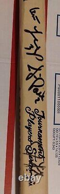 Bâton utilisé en match signé par l'équipe de Ron Francis : une pièce insensée de l'histoire du hockey ? 20 signatures