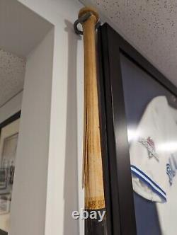 Batte de baseball utilisée en jeu signée par Carlos Delgado. Batte de recrue authentifiée par PSA.