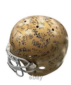 Casque de football Notre Dame signé, utilisé lors d'un match, avec plus de 50 autographes certifiés par Steiner.