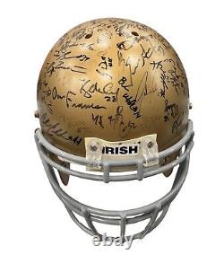 Casque de football Notre Dame signé, utilisé lors d'un match, avec plus de 50 autographes certifiés par Steiner.