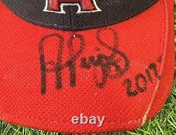 Casquette portée par Albert Pujols des Los Angeles Angels en 2012, utilisée lors d'un match de la MLB, authentifiée et signée.