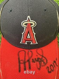 Casquette portée par Albert Pujols des Los Angeles Angels en 2012, utilisée lors d'un match de la MLB, authentifiée et signée.