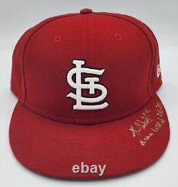 Chapeau des Cardinals de la maison porté et utilisé lors du jeu de Ryan Helsley en 2020, signé et authentifié JSA