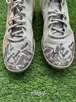 Chaussures de baseball portées et utilisées par Ozzie Albies des Atlanta Braves en 2022 Forces Armées, signées avec une lettre d'authenticité.