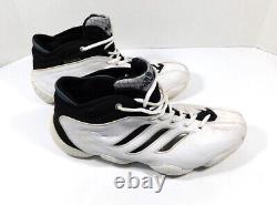 Chaussures de basketball Adidas utilisées en jeu, signées par Dion Glover, Multisignées 2 JSA Autos YY79280