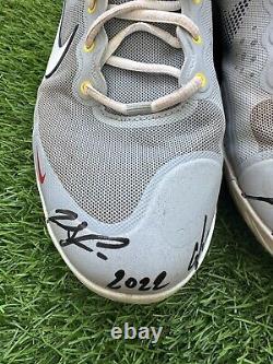 Chaussures de jeu utilisées par Ronald Acuna Jr. des Atlanta Braves, signées en 2022, authentifiées par SM USA.