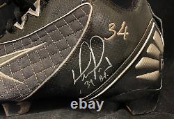 David Ortiz A signé un crampon utilisé lors des entraînements au bâton des Red Sox de Boston.