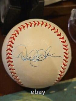 Derek Jeter a signé le ballon de baseball utilisé en entraînement autographié par les vrais Yankees de New York