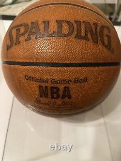 Dirk Nowitzki et Jason Terry ont signé un ballon de jeu officiel utilisé par les Dallas Mavericks.