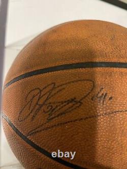 Dirk Nowitzki et Jason Terry ont signé un ballon de jeu officiel utilisé par les Dallas Mavericks.