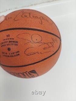 Équipe des New York Knicks 87-88, ballon de basketball utilisé en match, signé par l'équipe et Patrick Ewing, certifié par PSA