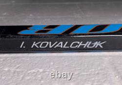 Ilya Kovalchuk a signé un bâton de hockey Warrior utilisé lors d'un match, numéro 17400, avec autographe.