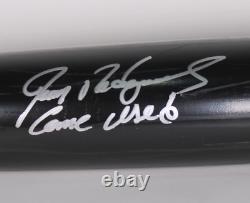 Ivan Rodriguez signe une batte de baseball utilisée en jeu autographiée par les Nationals en 20105.