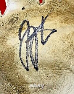 Joey Votto a signé un gant de frappe utilisé lors d'un match de la MLB avec une autographie BAS Beckett attestée.