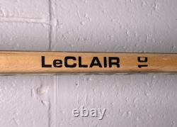 John LeClair a signé un bâton de hockey utilisé lors d'un match 17435