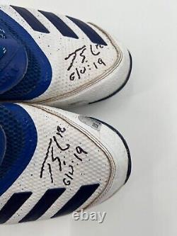 Jorge Soler, des Kansas City Royals, a signé des chaussures de gazon utilisées en jeu avec le hologramme MLB COA.