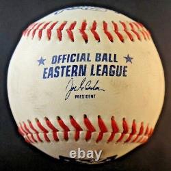 Justin Verlander a signé un ballon de baseball utilisé dans une ligue mineure.