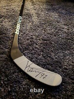Kirill Kaprizov a signé un bâton de hockey utilisé en jeu lors de l'année de sa nomination en tant que recrue Calder avec les Minnesota Wild.
