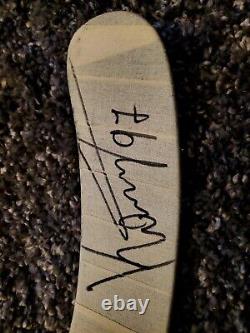 Kirill Kaprizov a signé un bâton de hockey utilisé en jeu lors de l'année de sa nomination en tant que recrue Calder avec les Minnesota Wild.