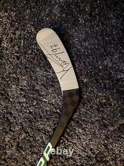 Kirill Kaprizov a signé un bâton de hockey utilisé en match de l'année de recrue Calder avec le MN Wild.
