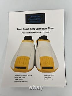 Kobe Bryant Chaussures de basket utilisées et signées en 2002, photomatchées, avec certificat d'authenticité Beckett.