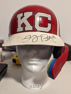 Les Royals Logan Porter ont signé le casque utilisé lors du match contre les Astros le 16/09/23, premier circuit de sa carrière.
