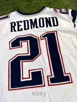 Maillot de football utilisé par les New England Patriots JR Redmond, signé, porté lors du jeu de la NFL en 2000.