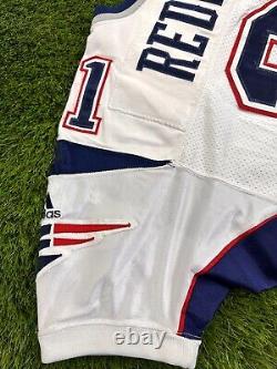 Maillot de football utilisé par les New England Patriots JR Redmond, signé, porté lors du jeu de la NFL en 2000.