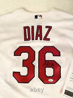 Maillot de la MLB signé par Aledmys Diaz, utilisé en match. Certificat d'authenticité des Cardinals de St. Louis.