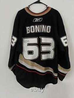 Maillot utilisé et signé par Nick Bonino, joueur débutant portant le numéro 63 des Anaheim Ducks, de la marque Reebok.