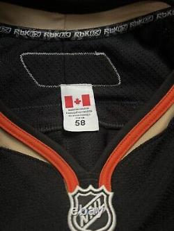 Maillot utilisé et signé par Nick Bonino, joueur débutant portant le numéro 63 des Anaheim Ducks, de la marque Reebok.