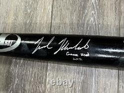 Nick Markakis a signé un bâton Max utilisé lors du jeu des Orioles de Baltimore en 2012.