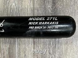 Nick Markakis a signé un bâton Max utilisé lors du jeu des Orioles de Baltimore en 2012.