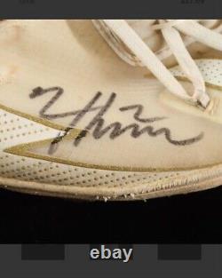 Nico Hoerner a signé une chaussure de baseball Adidas utilisée en jeu (JSA)