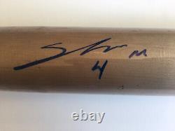Noelvi Marte a signé un bâton de baseball cassé utilisé lors d'un match des Cincinnati Reds, autographié.